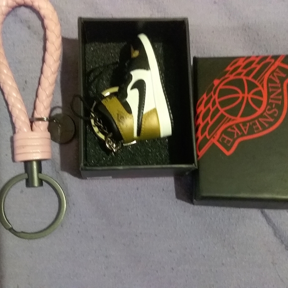 Nike mini shoe keychain - Picture 2 of 7